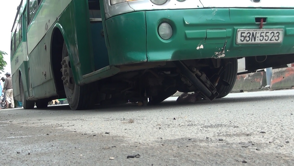 xe buyt cuon xe may vao gam anh 2