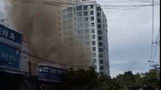 Ba cua hang o Sai Gon chay ngun ngut giua trua hinh anh