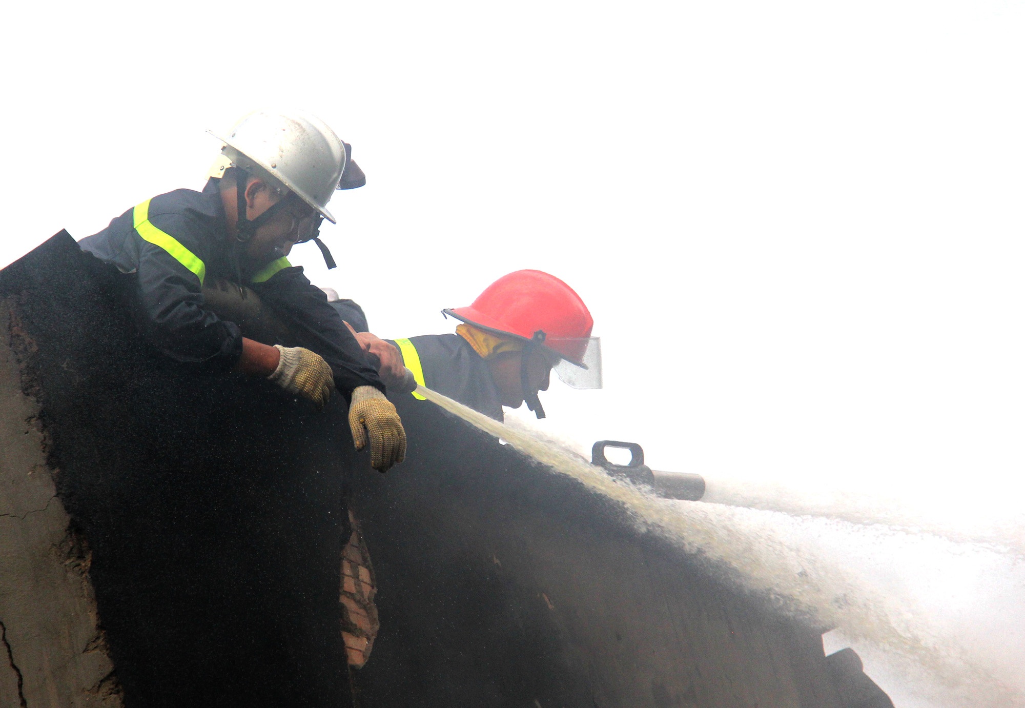 chay lon cong ty nhua o sai gon anh 3