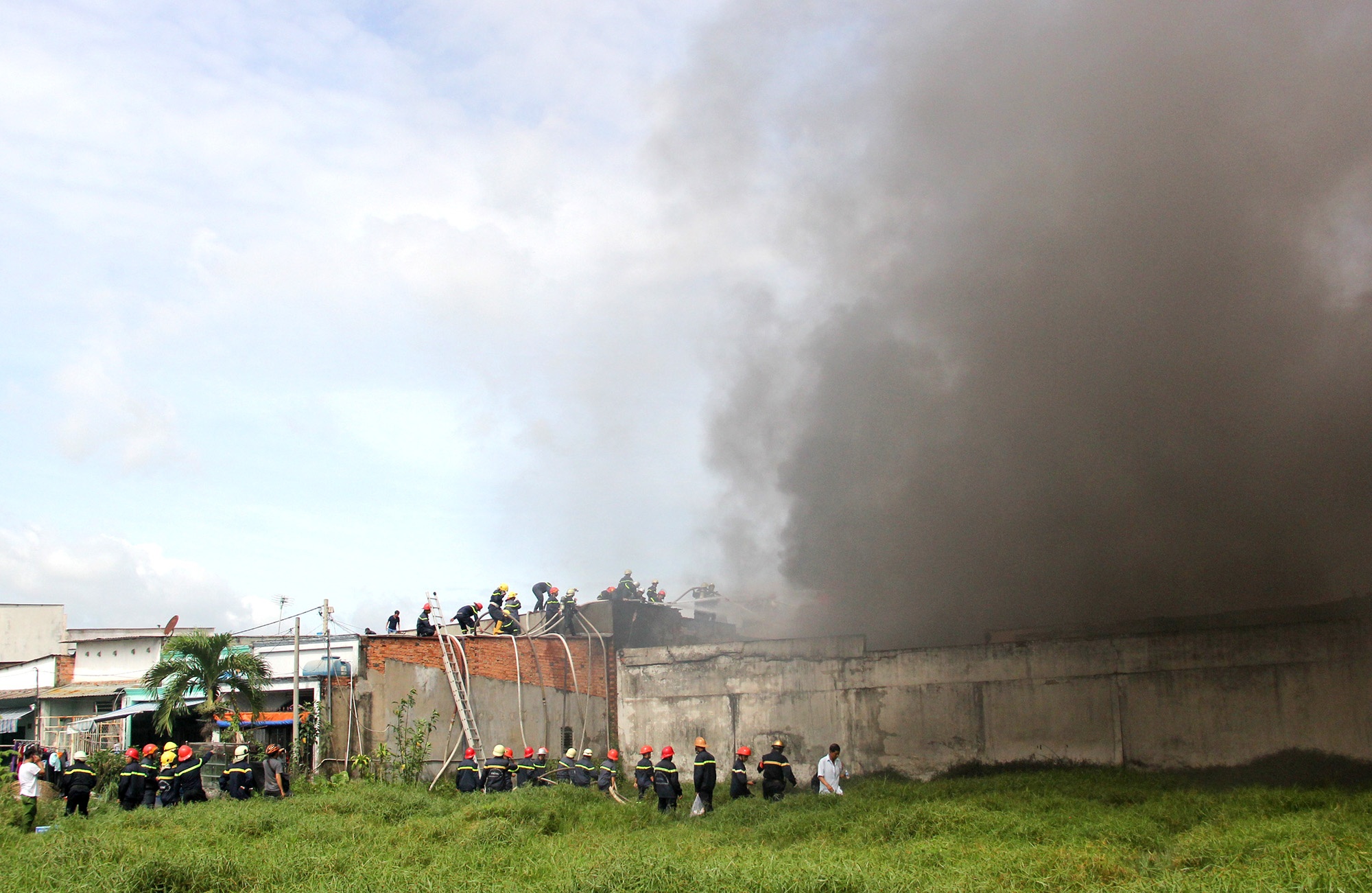 chay lon cong ty nhua o sai gon anh 1