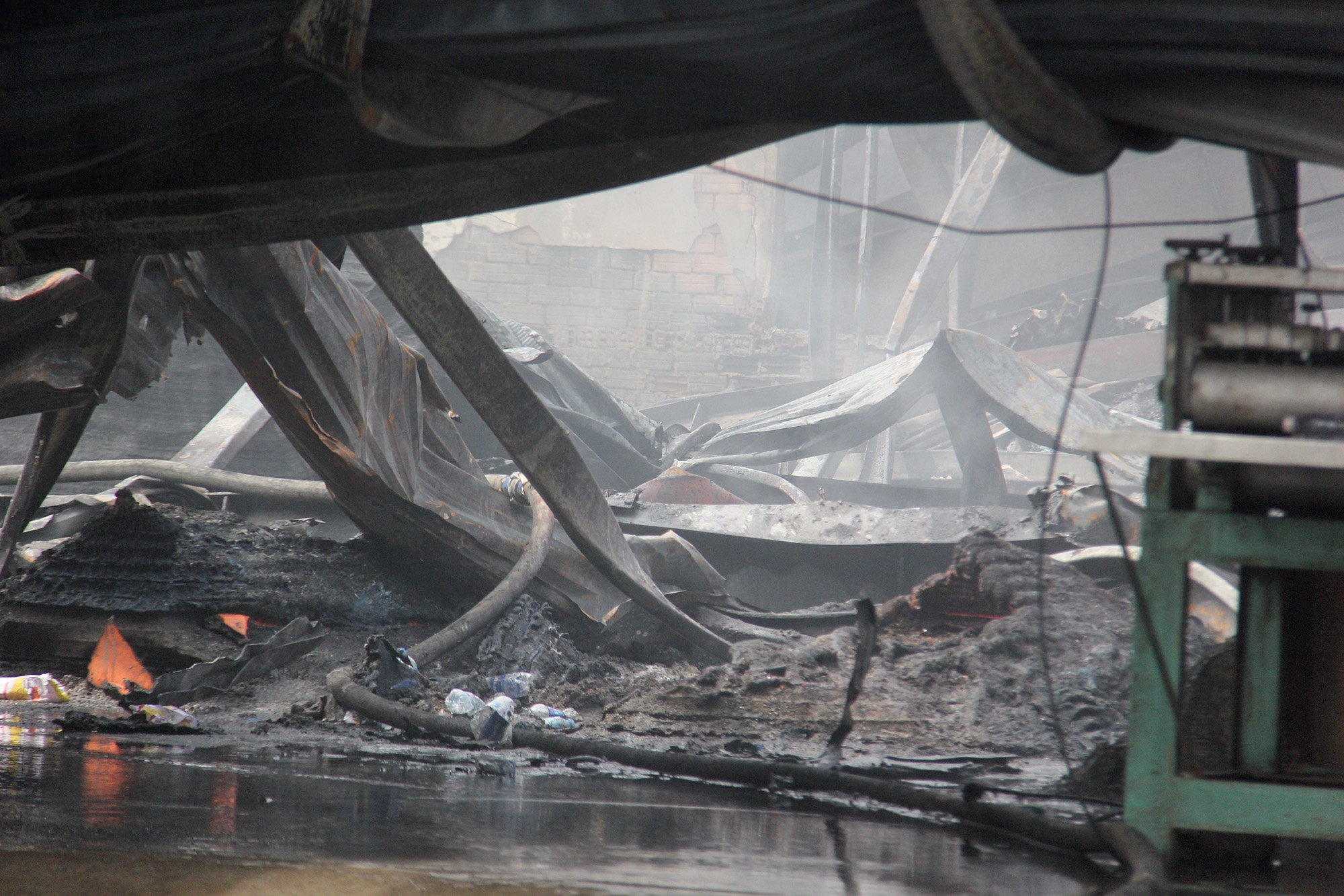 chay lon cong ty nhua o sai gon anh 10