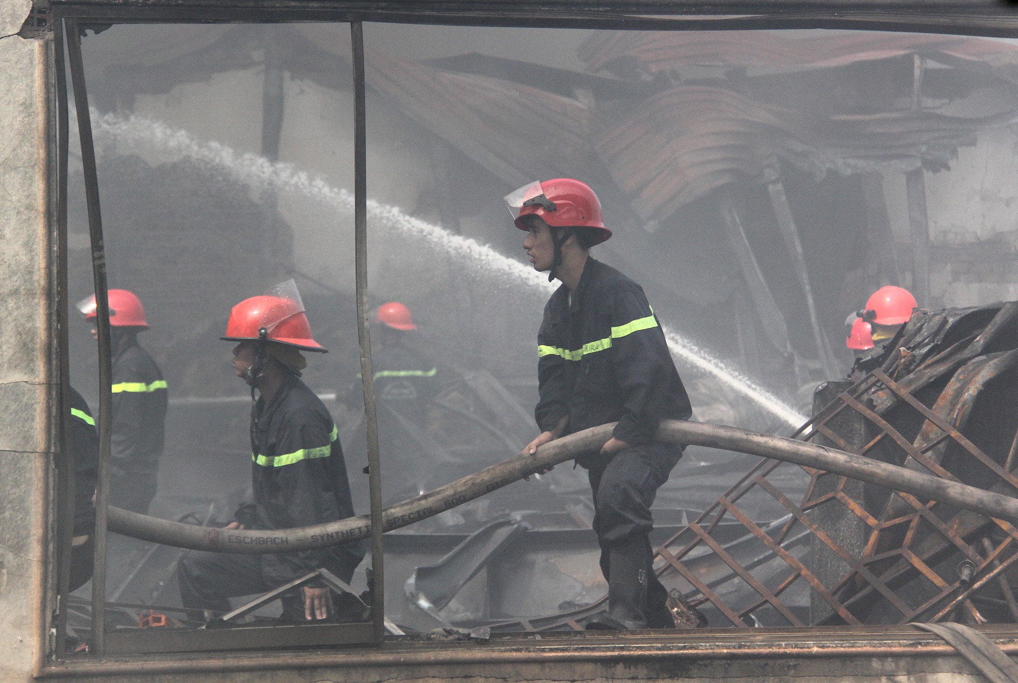 Vu chay cong ty nhua: May man 18.500 lit dau chua kip chay hinh anh