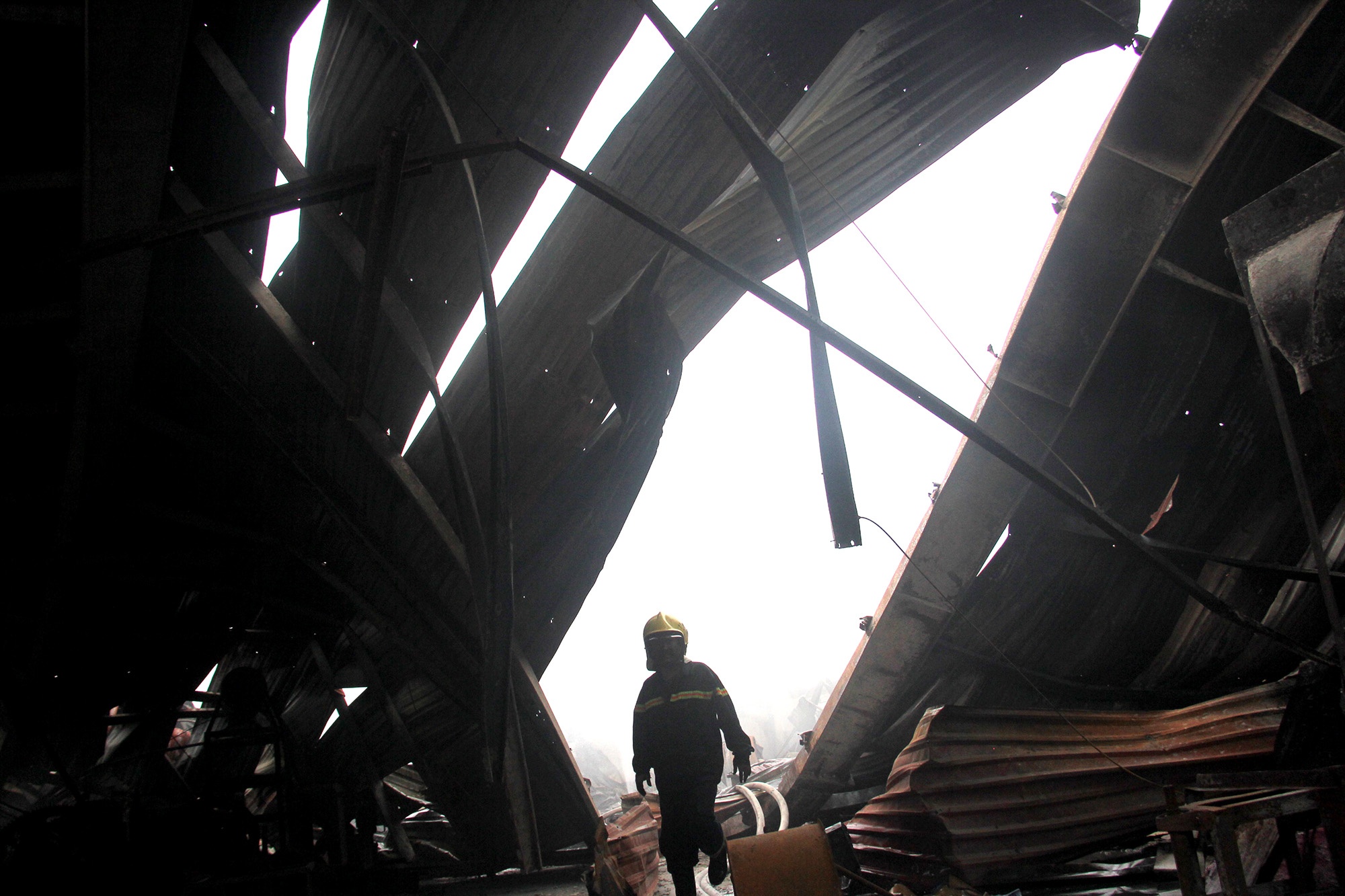 chay lon cong ty nhua o sai gon anh 8