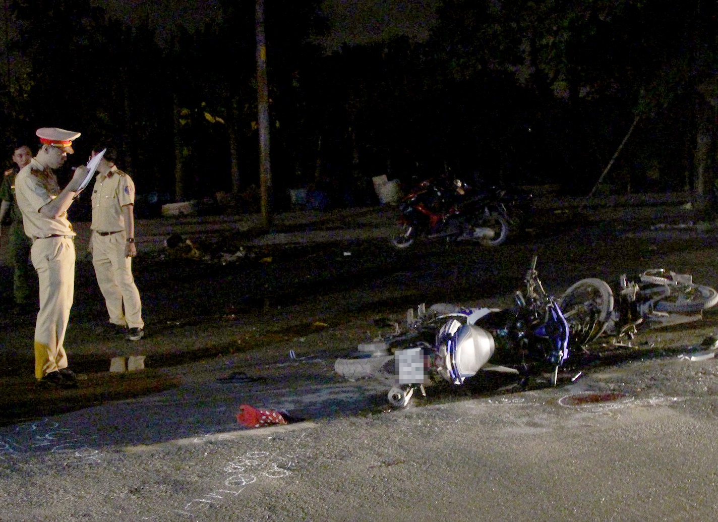 Exciter tong truc dien giua khuya, 1 nguoi chet 3 nguoi bi thuong hinh anh