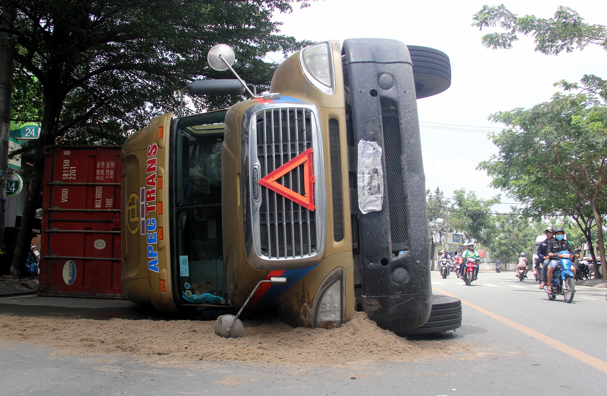 Xe dau keo container lat, nhieu nguoi thoat chet hinh anh