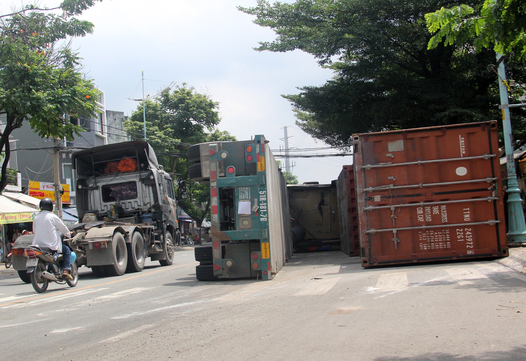 Nguoi Sai Gon lo lang vi thung container lien tuc nga xuong duong hinh anh