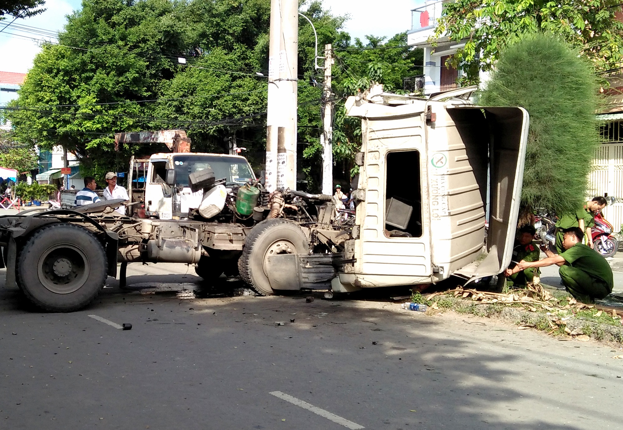 Tai xe tu vong trong cabin xe dau keo bi bien dang sau tai nan hinh anh