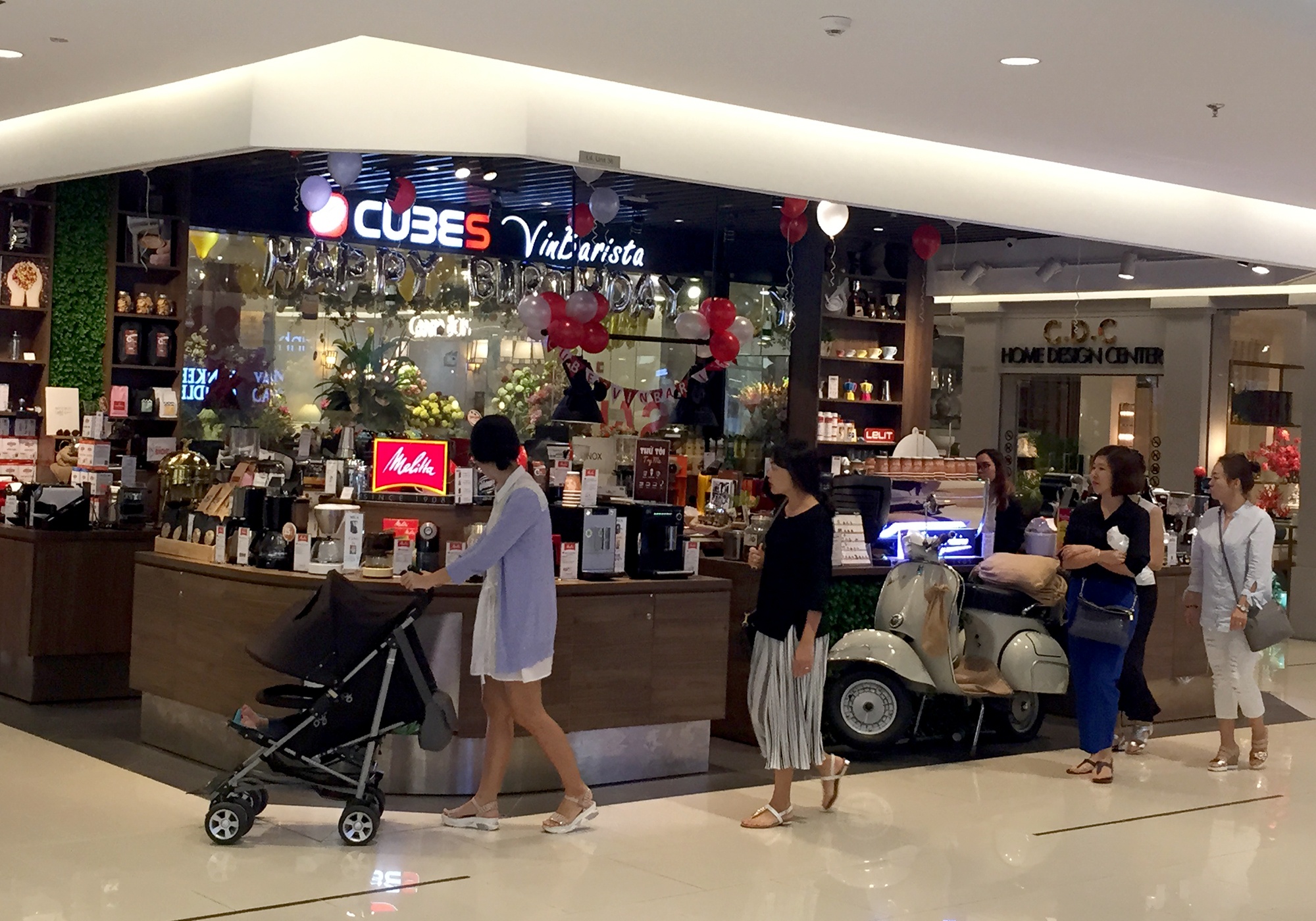 Nhan chung ke phut nguoi dan ong danh nu nhan vien o Saigon Center hinh anh