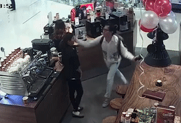 Chu chuoi tiem Khanh Casa danh nhan vien ban hang o Saigon Centre hinh anh