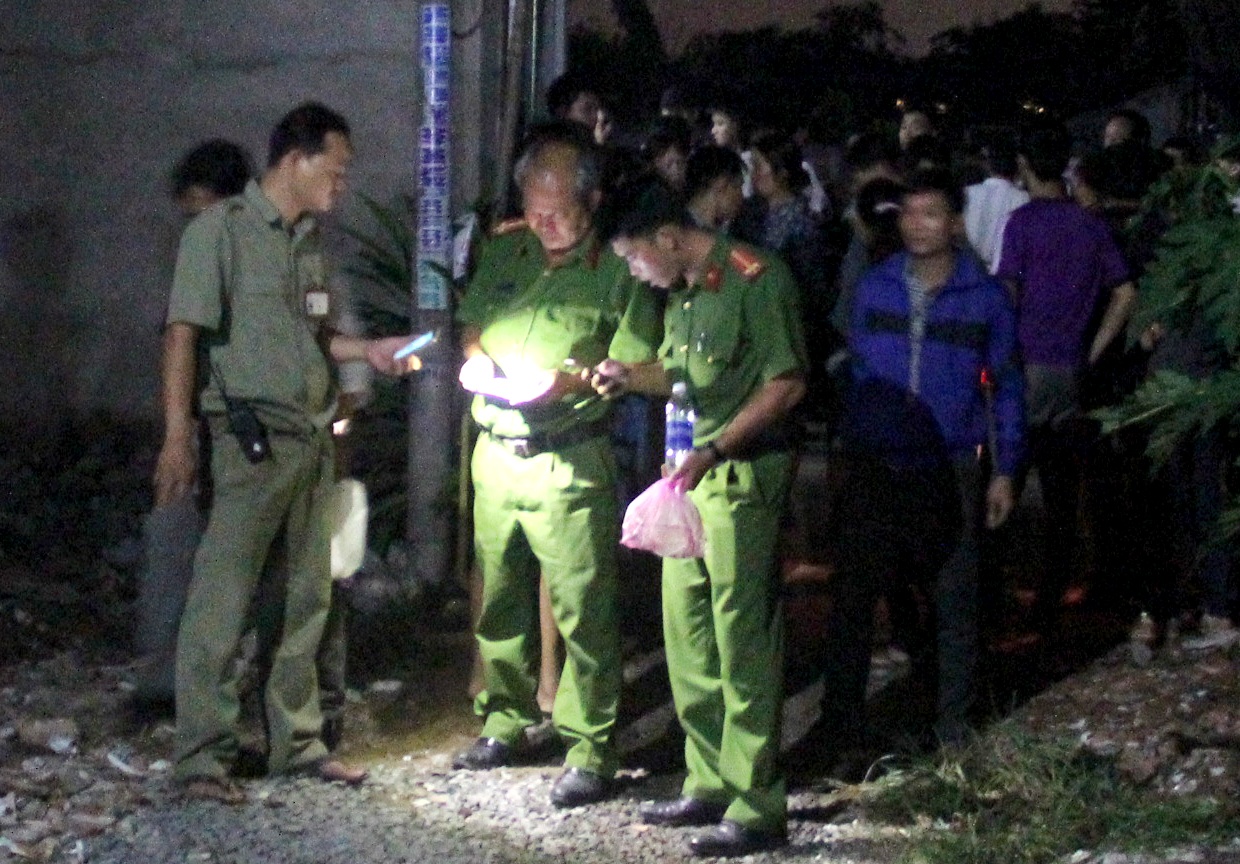 Vo khoc ngat khi phat hien chong tu vong trong tu the treo co hinh anh