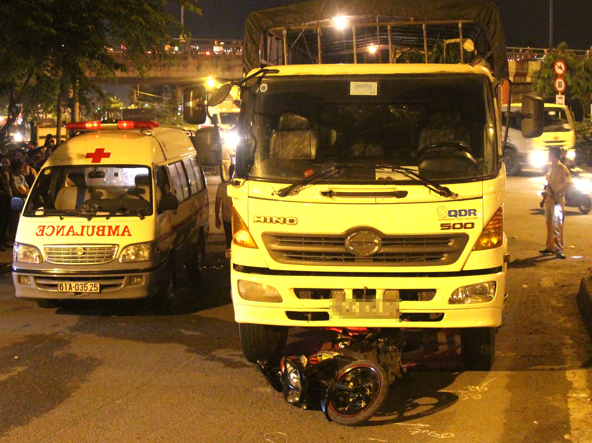 Nguoi phu nu bi xe tai can chet trong dem hinh anh