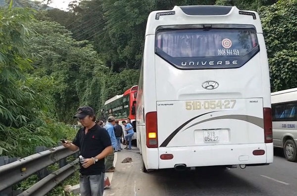 Oto khach diu xe 45 cho mat phanh do deo Bao Loc hinh anh