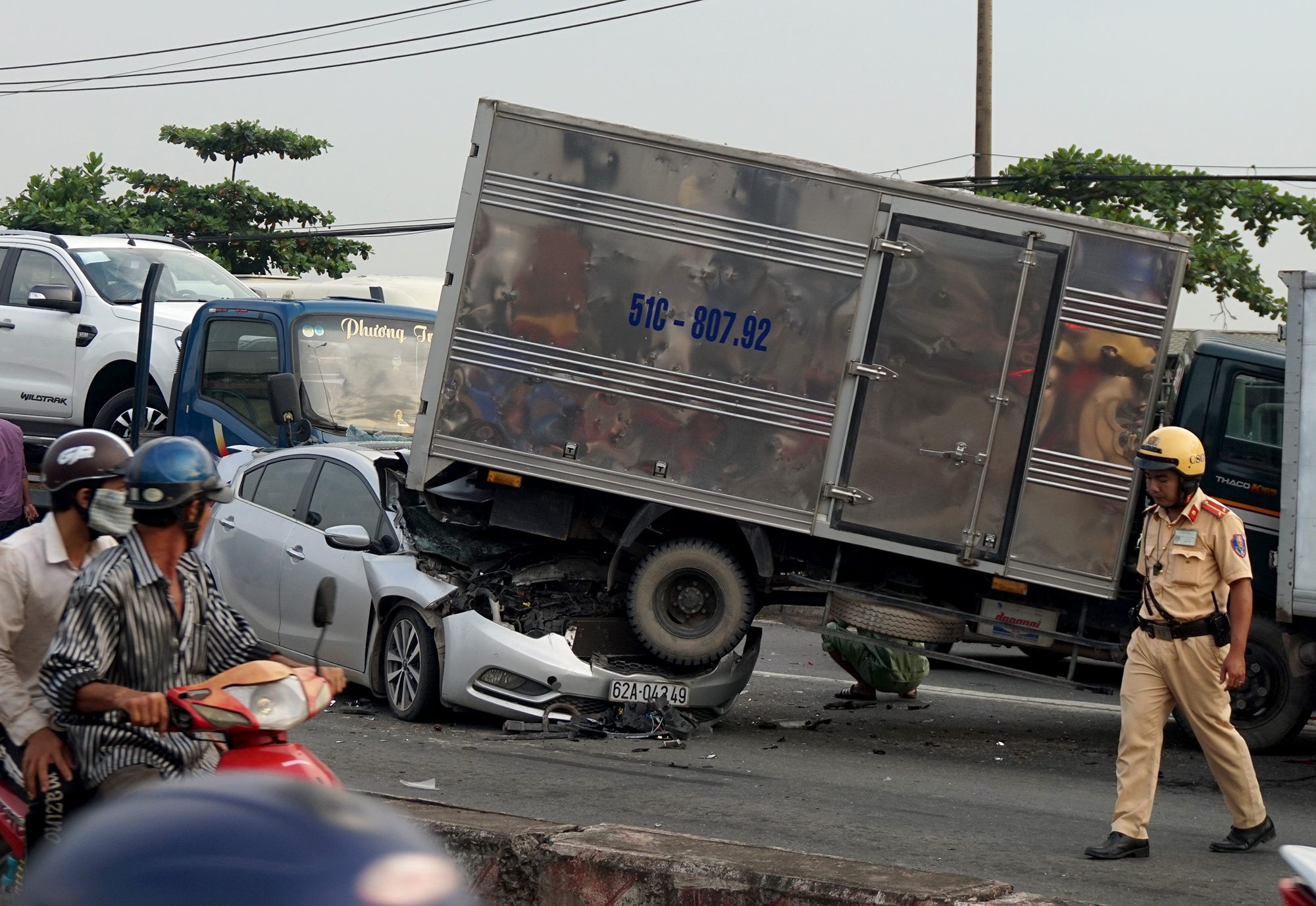 Oto 4 cho bep dum sau tai nan lien hoan tren quoc lo 22 hinh anh