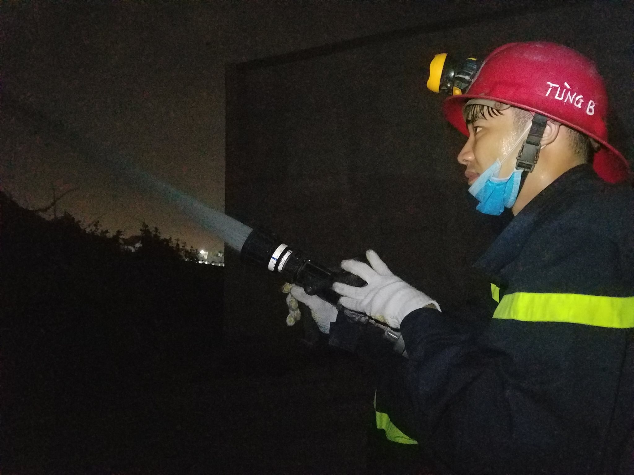 đang cháy lớn ở quận 9 ảnh 1 dang chay lon o quan 9 anh 1