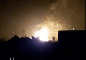 Hang tram canh sat dap dam chay lon tai xuong may o Sai Gon hinh anh