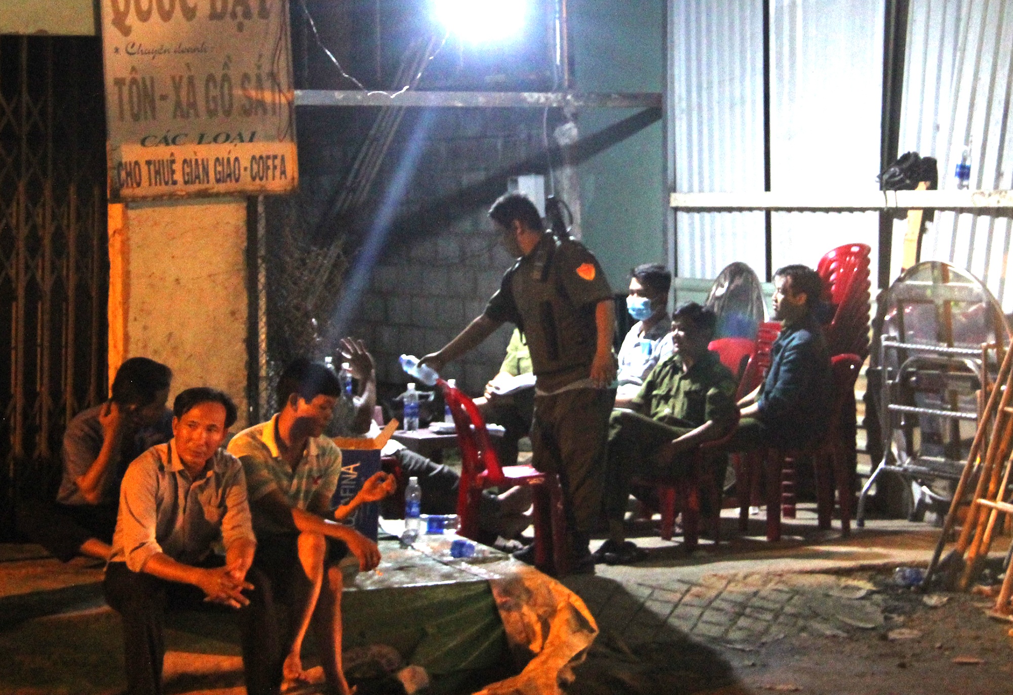 Cong an kham nghiem hien truong vu nguoi dan ong chet bat thuong hinh anh