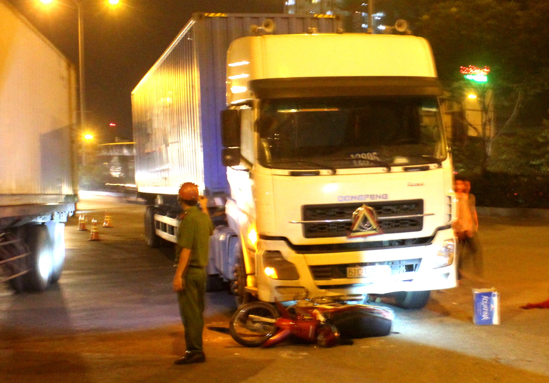 Xe dau keo can chet nam thanh nien trong dem o Sai Gon hinh anh