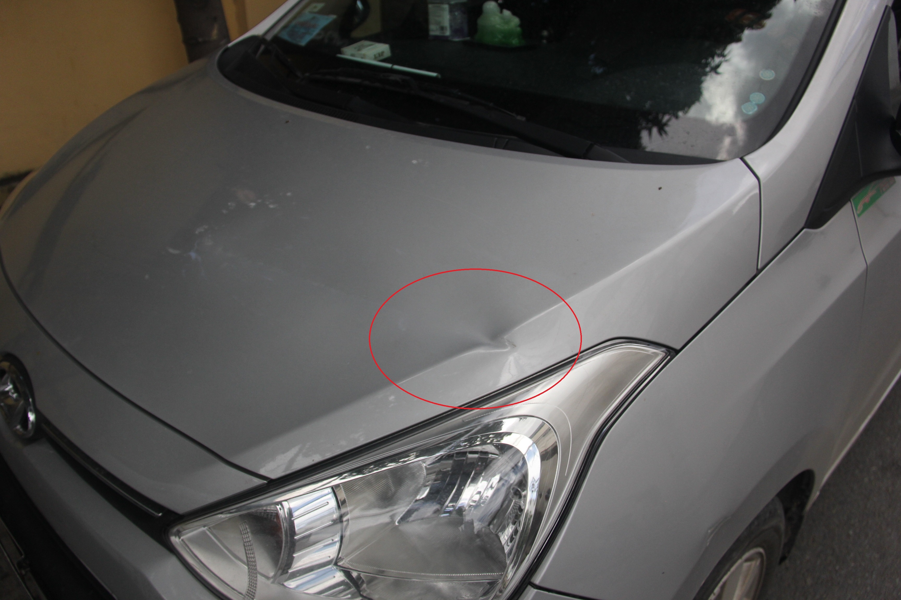 Nhieu xe GrabCar dau truoc quan nhau o Sai Gon bi dap pha hinh anh