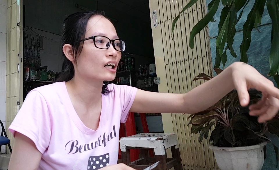 thanh sắt công trình rơi trúng nhà dân ảnh 2 thanh sat cong trinh roi trung nha dan anh 2