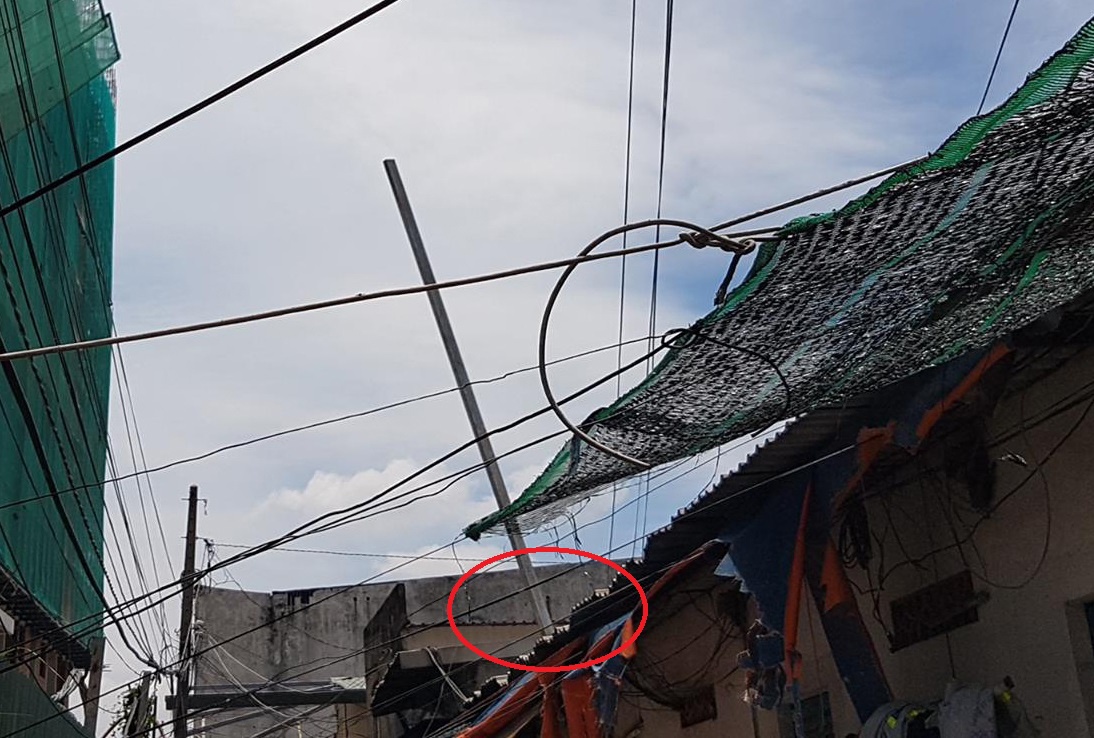 thanh sắt công trình rơi trúng nhà dân ảnh 1 thanh sat cong trinh roi trung nha dan anh 1