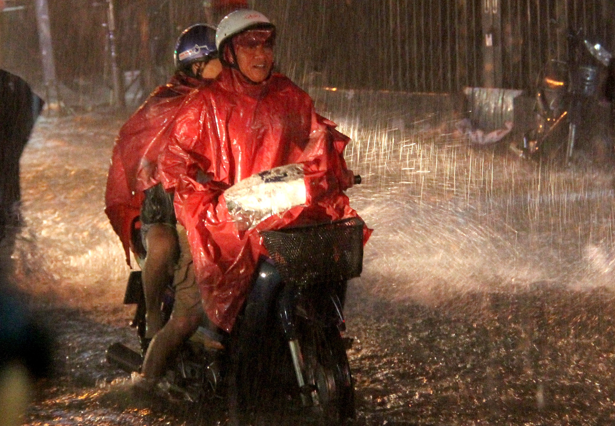 Duong pho Sai Gon ngap sau mua anh 1