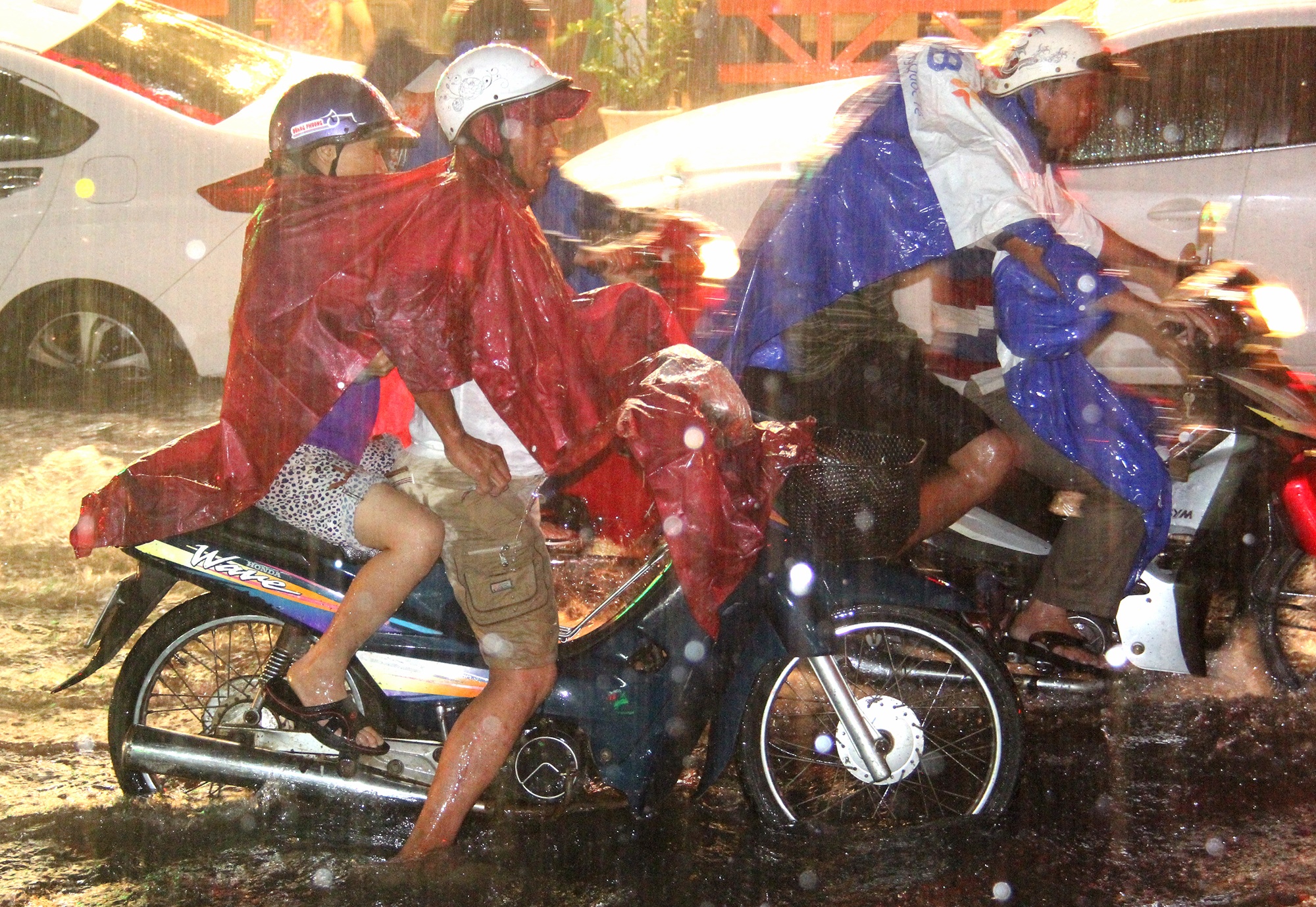 Duong pho Sai Gon ngap sau mua anh 3