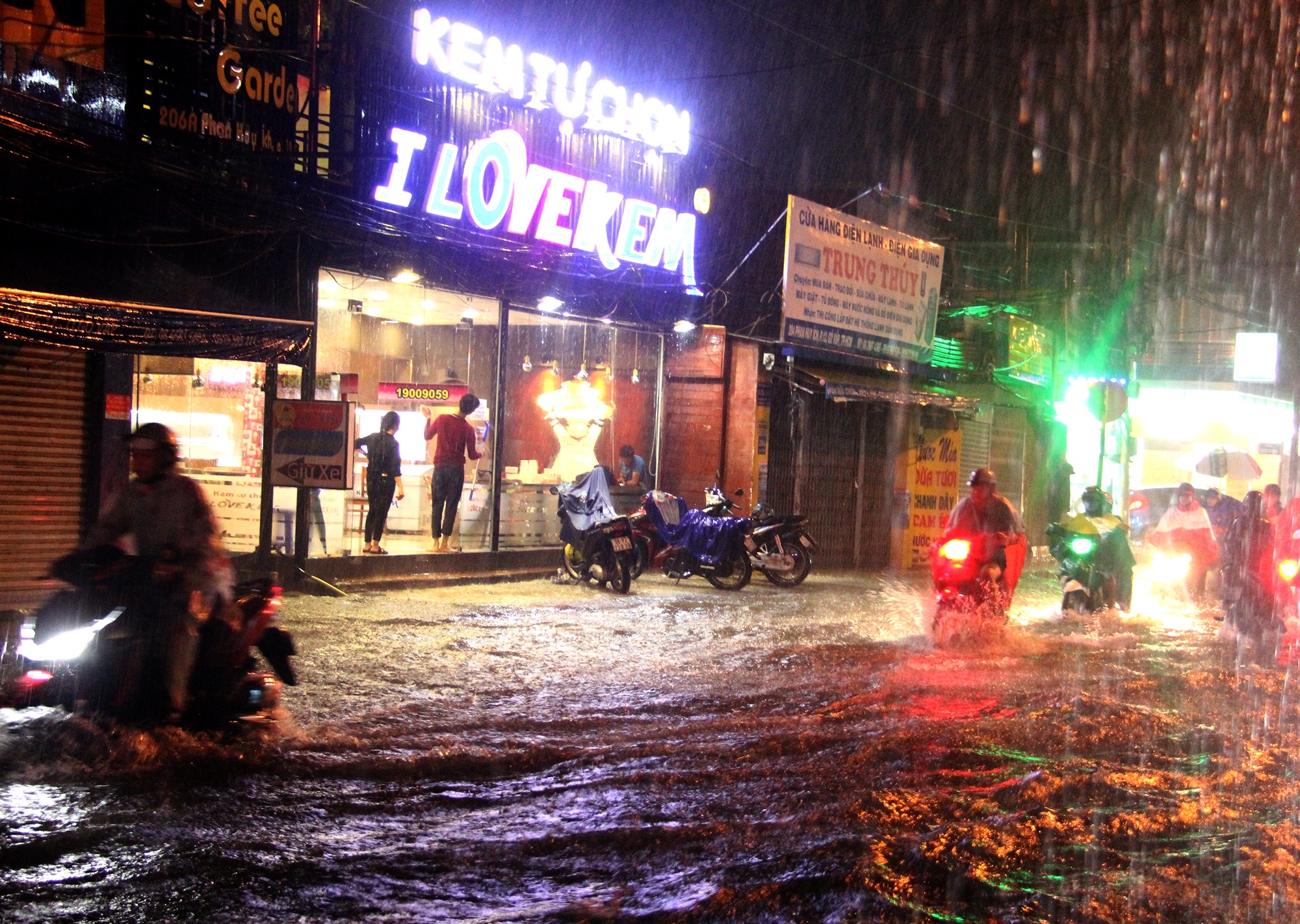 Duong pho Sai Gon ngap sau mua anh 5