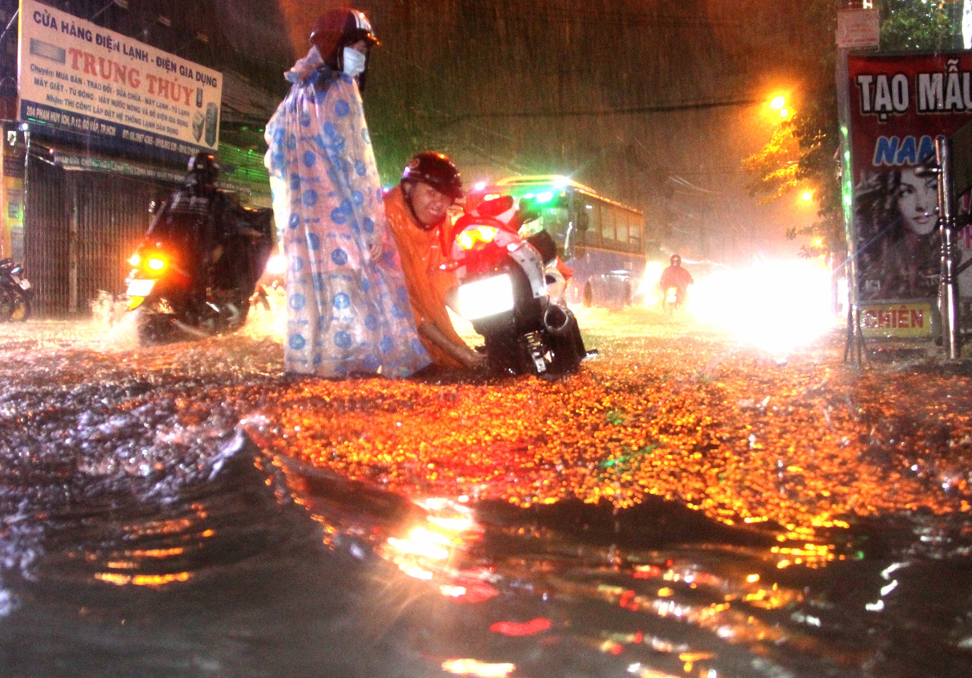 Duong pho Sai Gon ngap sau mua anh 8