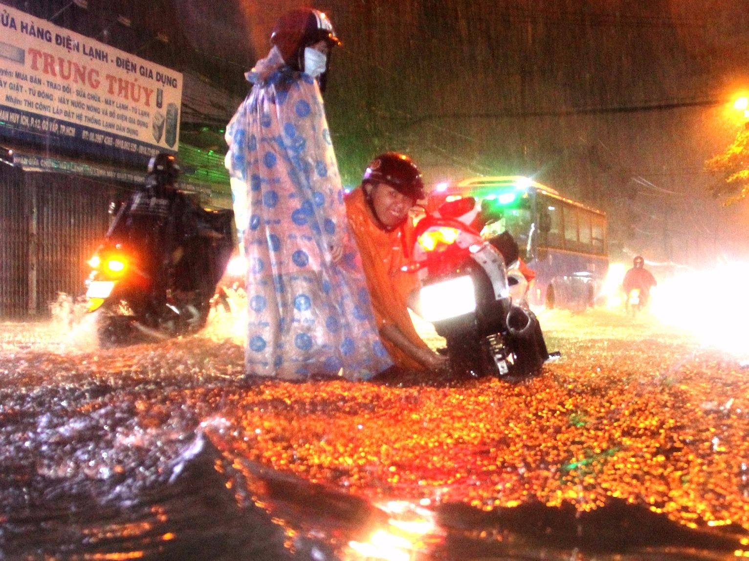 Duong pho Sai Gon ngap nang sau tran mua cuoi ngay hinh anh