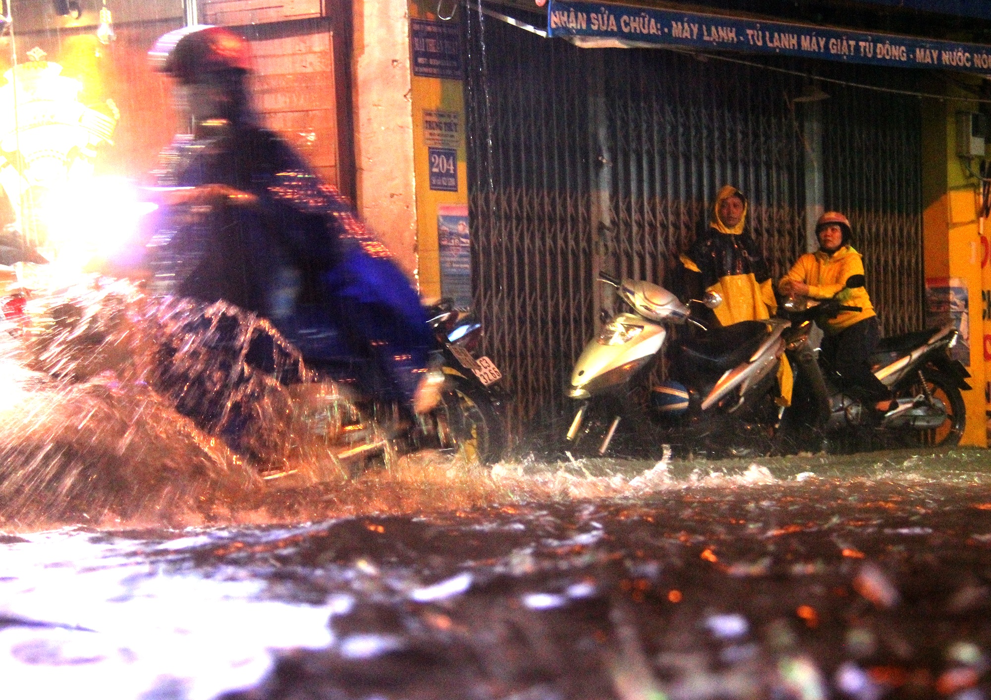 Duong pho Sai Gon ngap sau mua anh 9