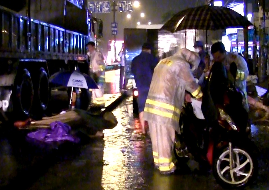 Canh sat dam mua kham nghiem vu co gai bi xe tai can tu vong hinh anh