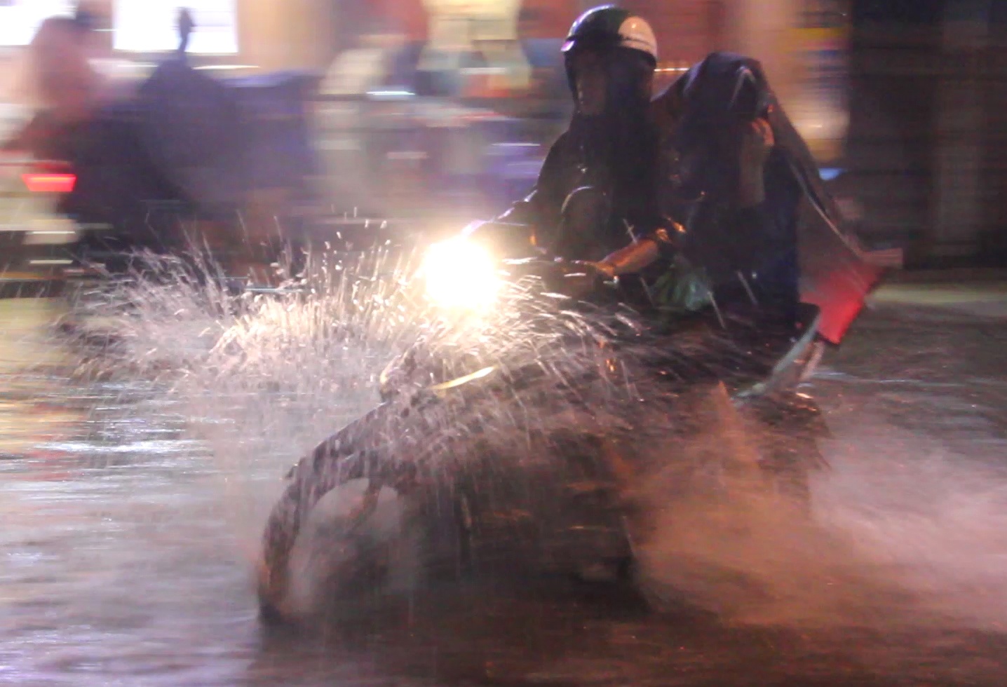 Nguoi chay xe may ro ga tren con duong ngap o Sai Gon hinh anh