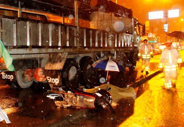 Co gai bi xe tai can chet trong tran mua lon o Sai Gon hinh anh