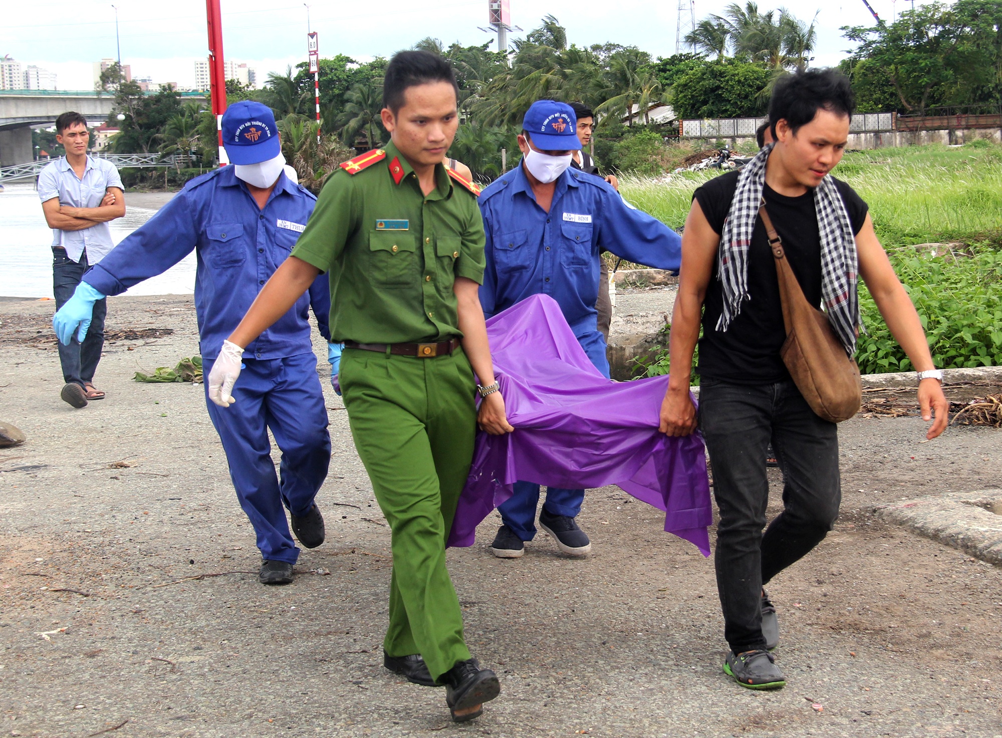 Co gai tu vong sat mep song Sai Gon hinh anh