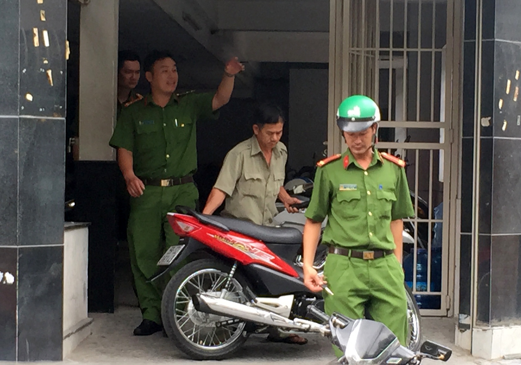 Nam thanh nien 30 tuoi bi dam guc o Sai Gon hinh anh