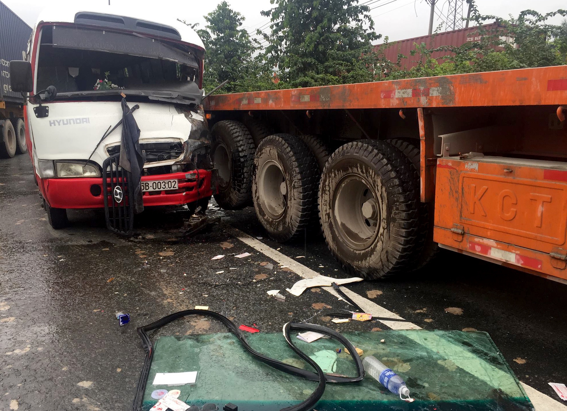 Oto khach va cham 2 xe dau keo tren quoc lo, tai xe gay chan hinh anh