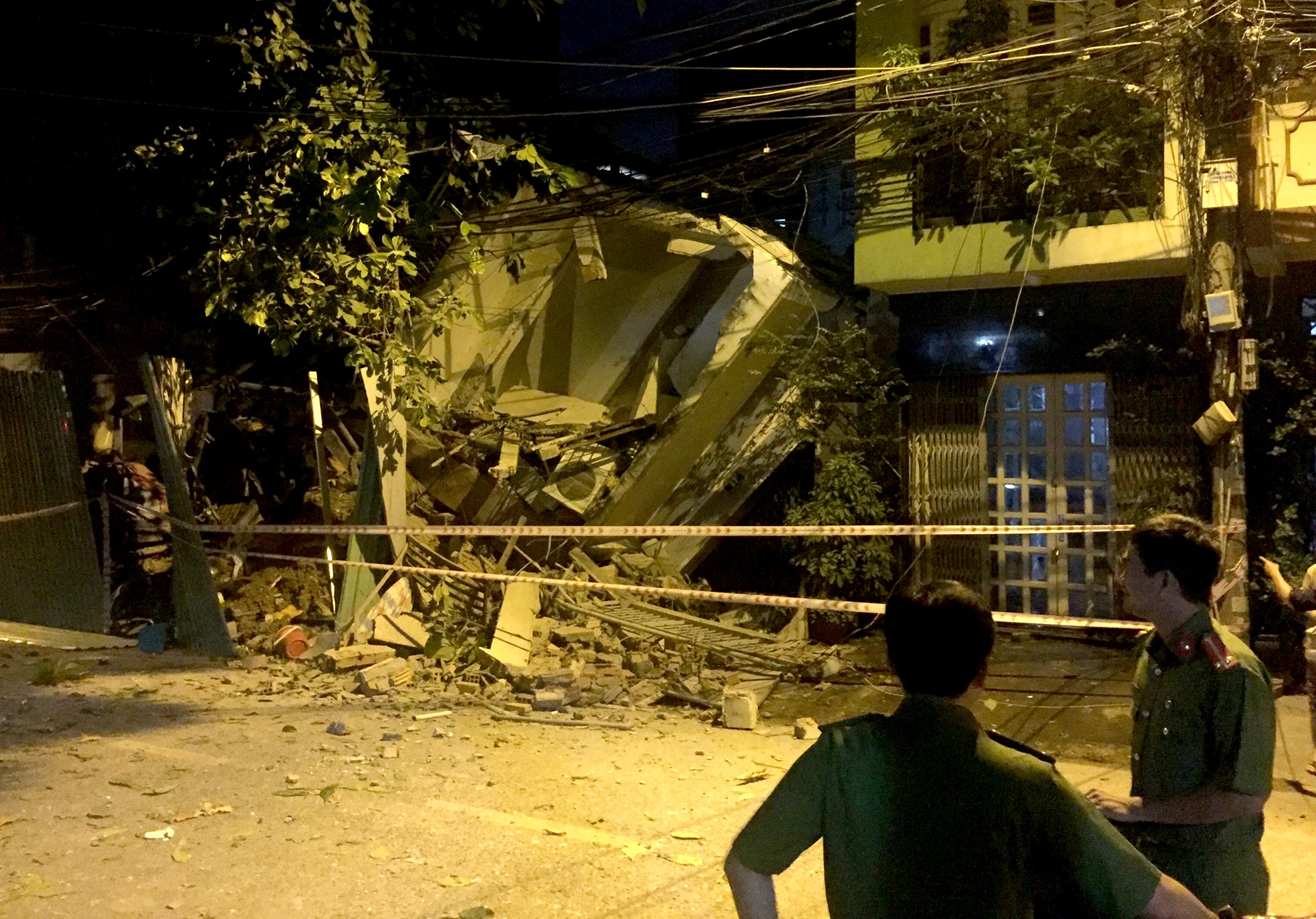 Sap nha 3 tang giua dem o Sai Gon hinh anh