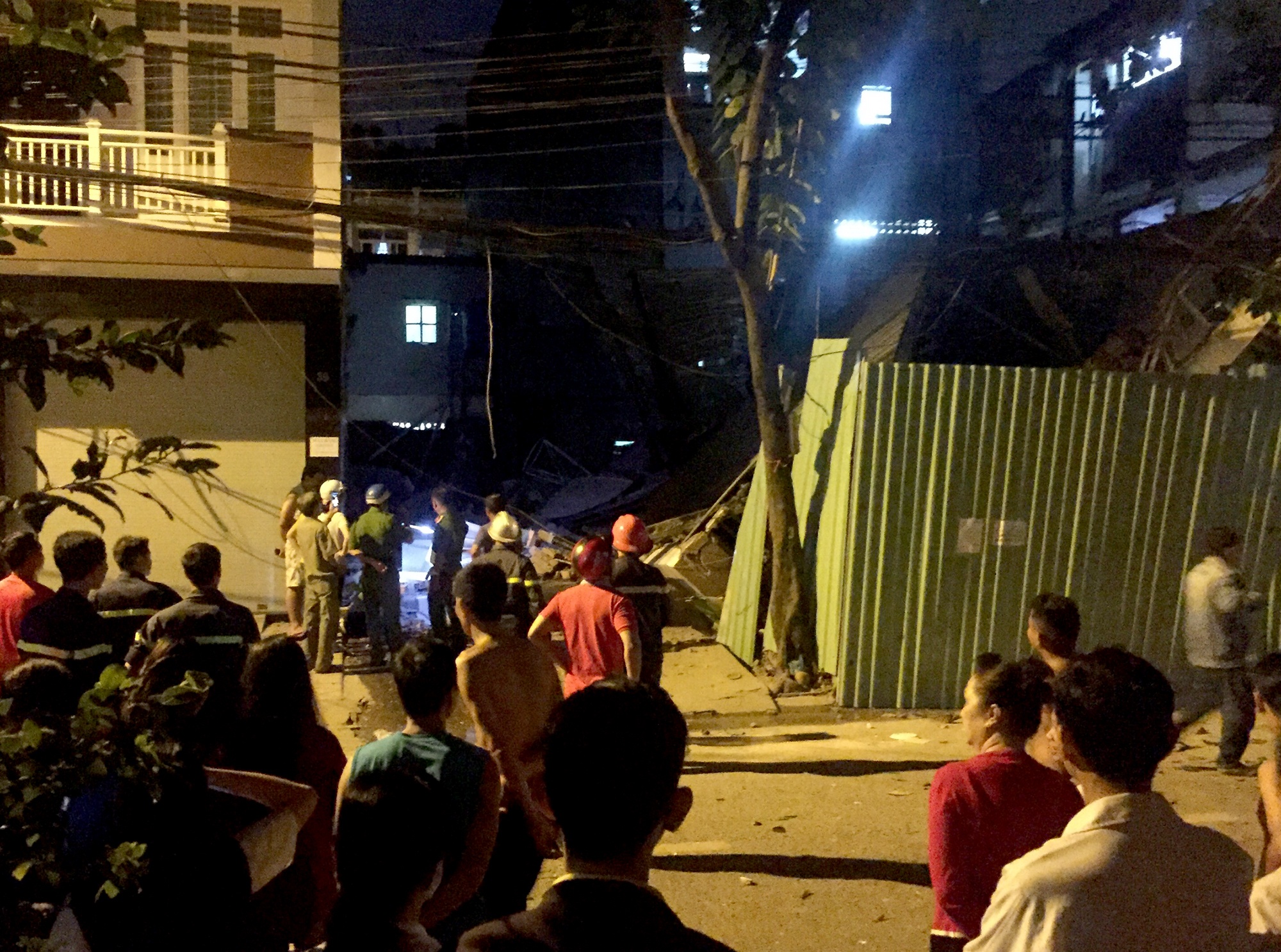 Căn nhà 3 tầng ở sài gòn đổ sập ảnh 2 Can nha 3 tang o sai gon do sap anh 2