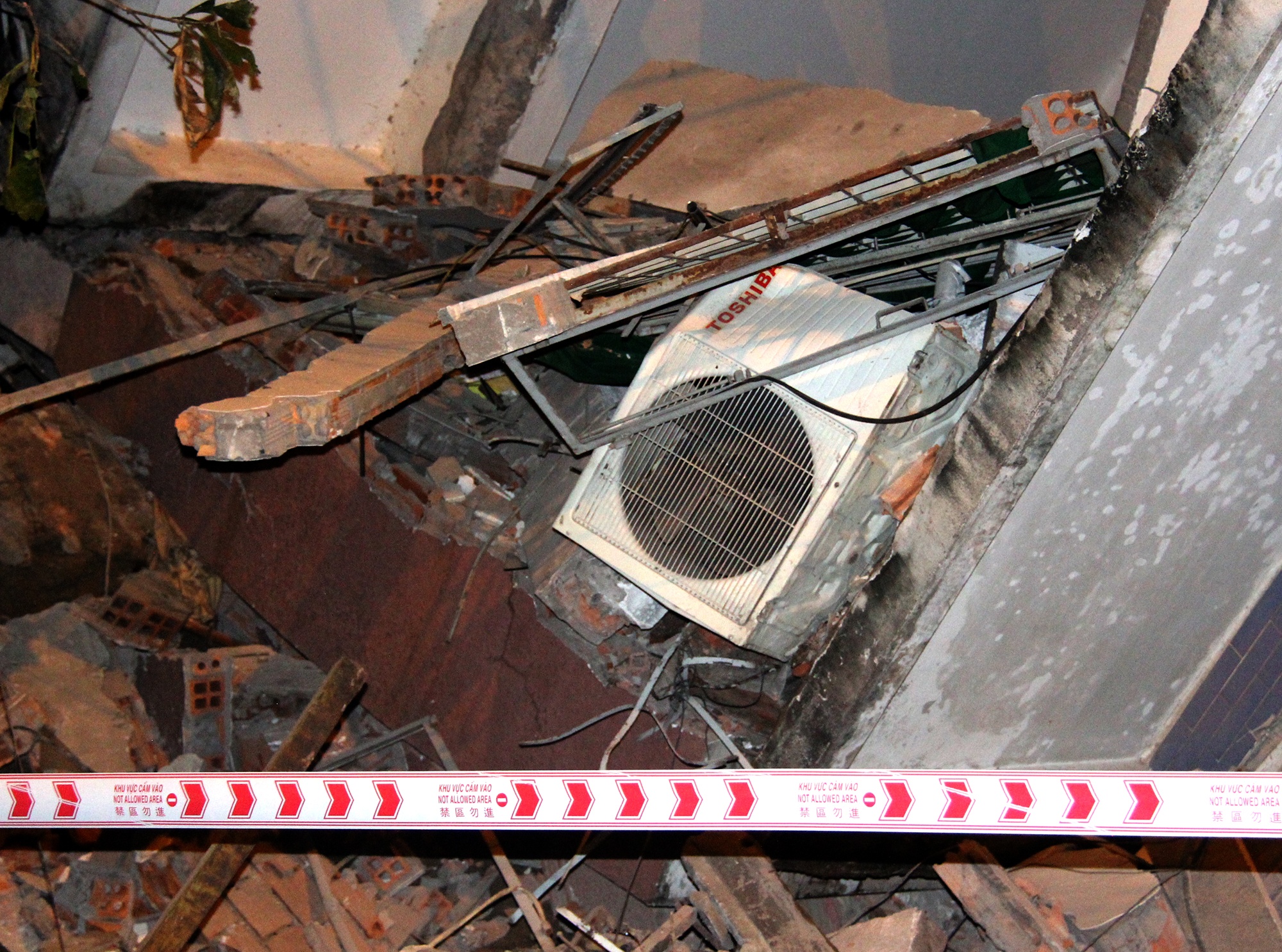 căn nhà 3 tầng thành đống đổ nát ảnh 8 can nha 3 tang thanh dong do nat anh 8