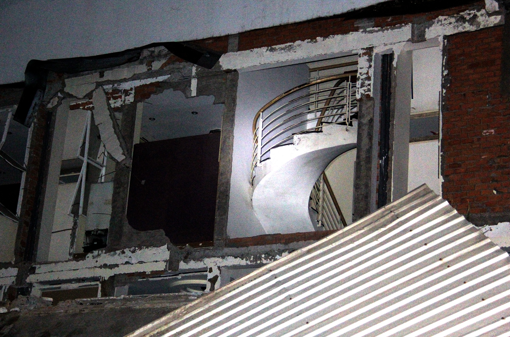 căn nhà 3 tầng thành đống đổ nát ảnh 5 can nha 3 tang thanh dong do nat anh 5