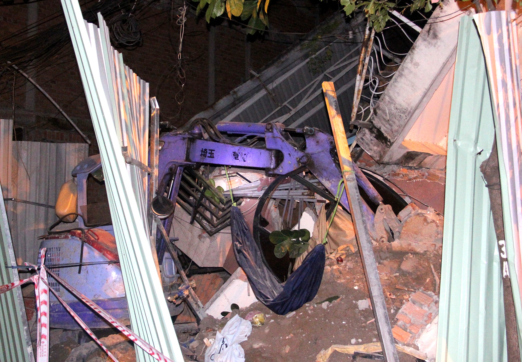 căn nhà 3 tầng thành đống đổ nát ảnh 9 can nha 3 tang thanh dong do nat anh 9