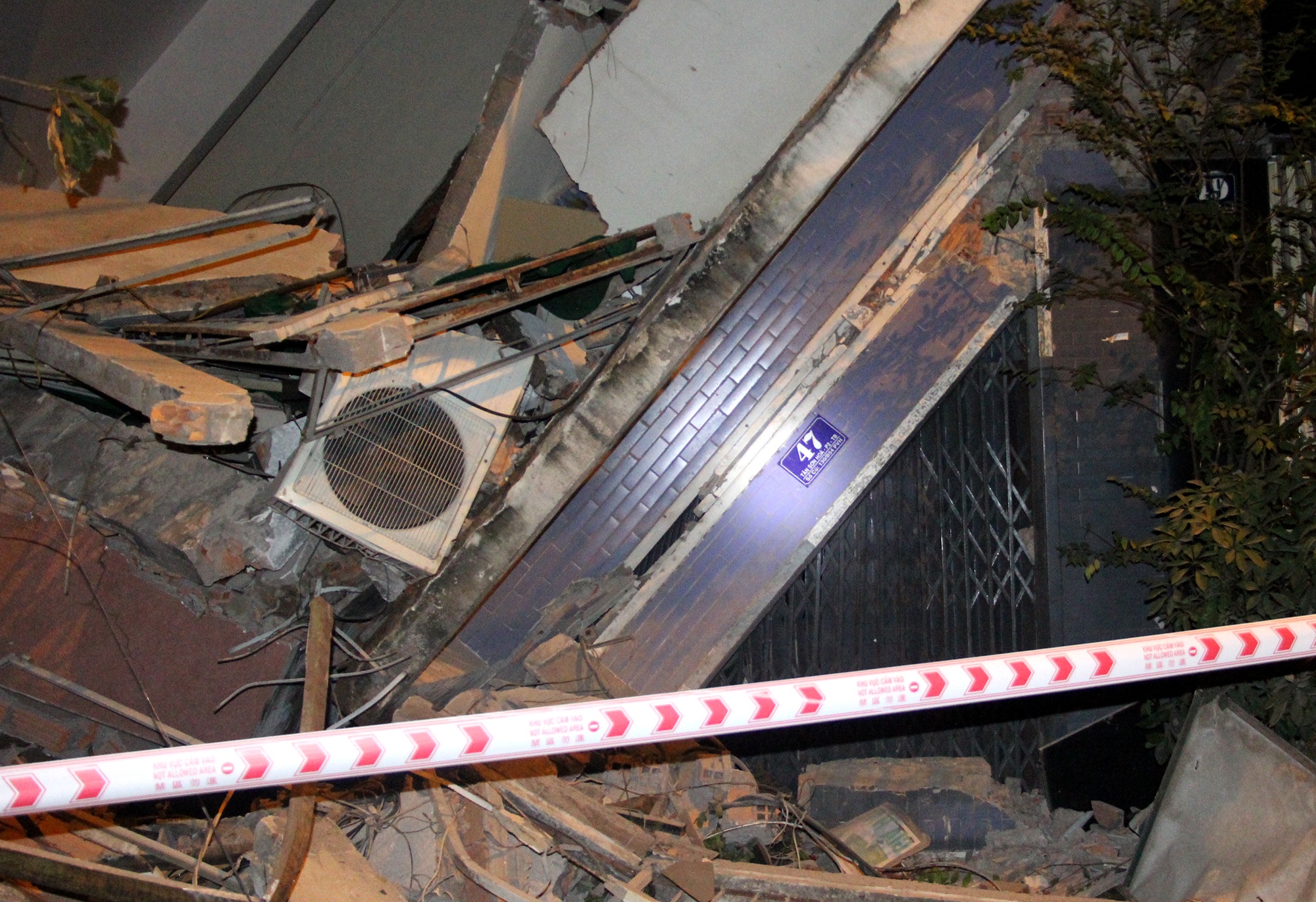 căn nhà 3 tầng thành đống đổ nát ảnh 4 can nha 3 tang thanh dong do nat anh 4