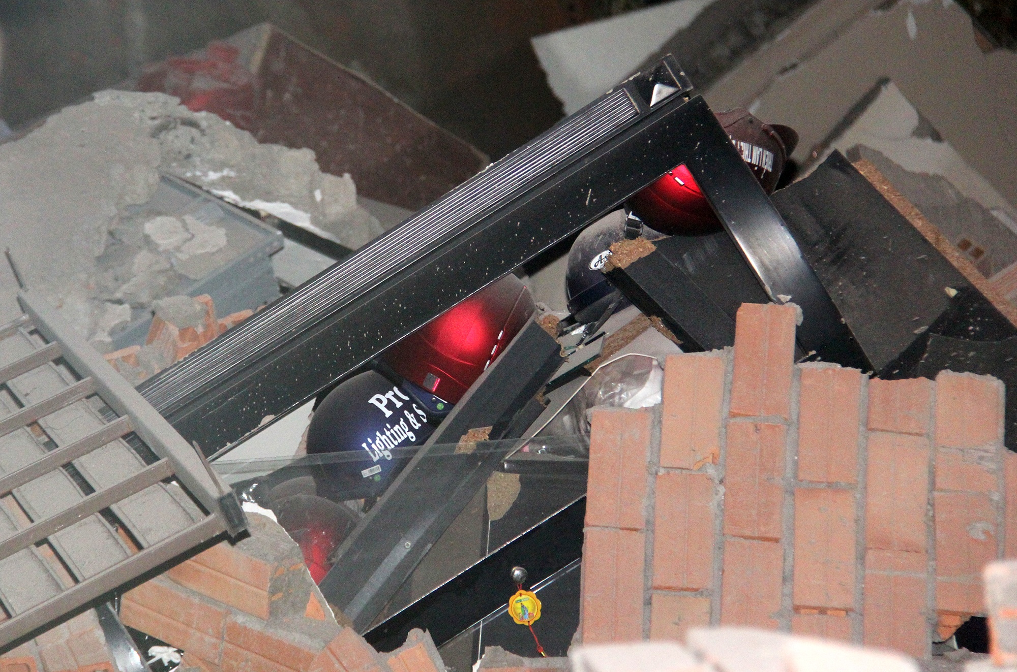 căn nhà 3 tầng thành đống đổ nát ảnh 6 can nha 3 tang thanh dong do nat anh 6