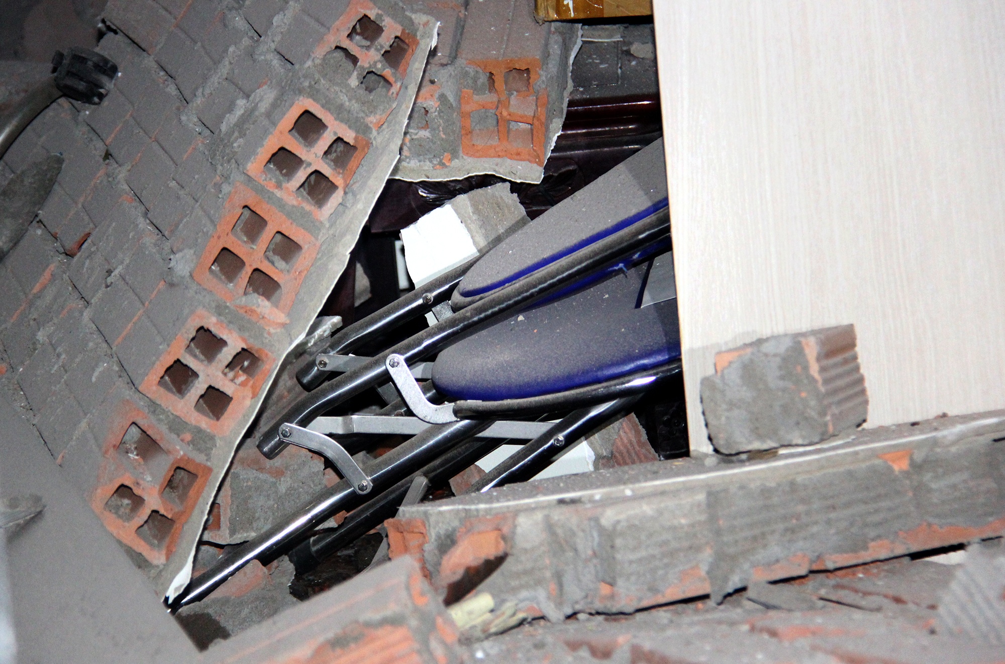 căn nhà 3 tầng thành đống đổ nát ảnh 7 can nha 3 tang thanh dong do nat anh 7