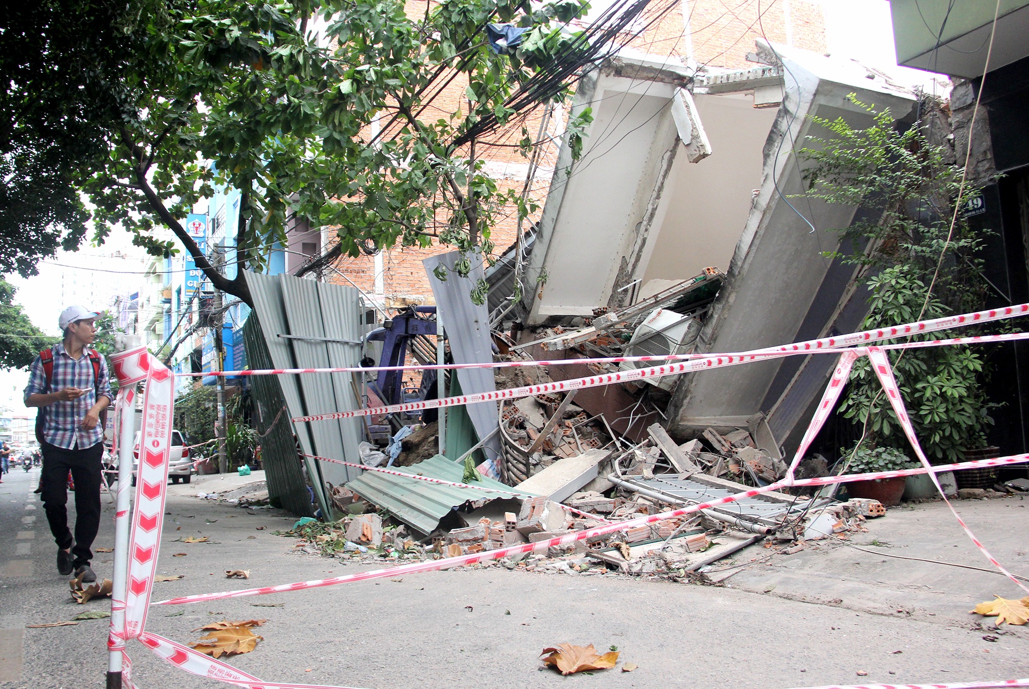 2 can nha o Sai Gon do sap do hang xom thi cong phan mong hinh anh