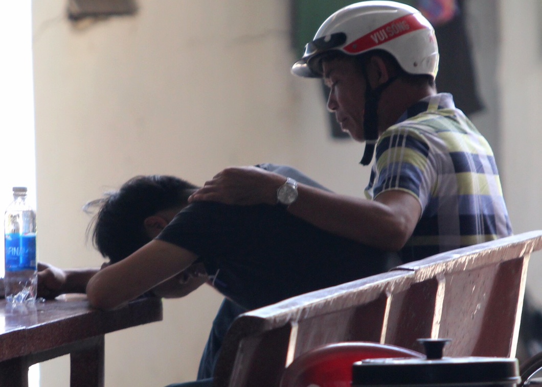 Be trai 3 tuoi bi khong che, doa dot trong phong tro o Sai Gon hinh anh