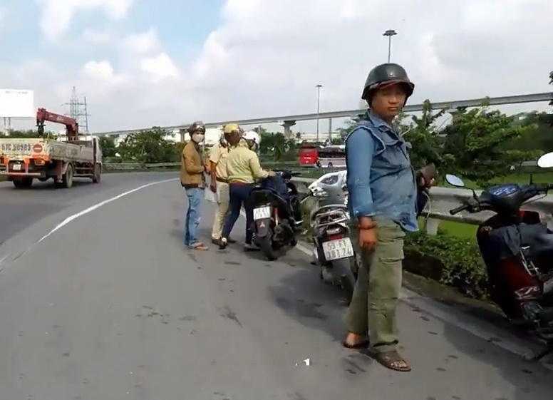 Xac minh nguoi de doa thanh nien quay clip CSGT o khuc cua hinh anh