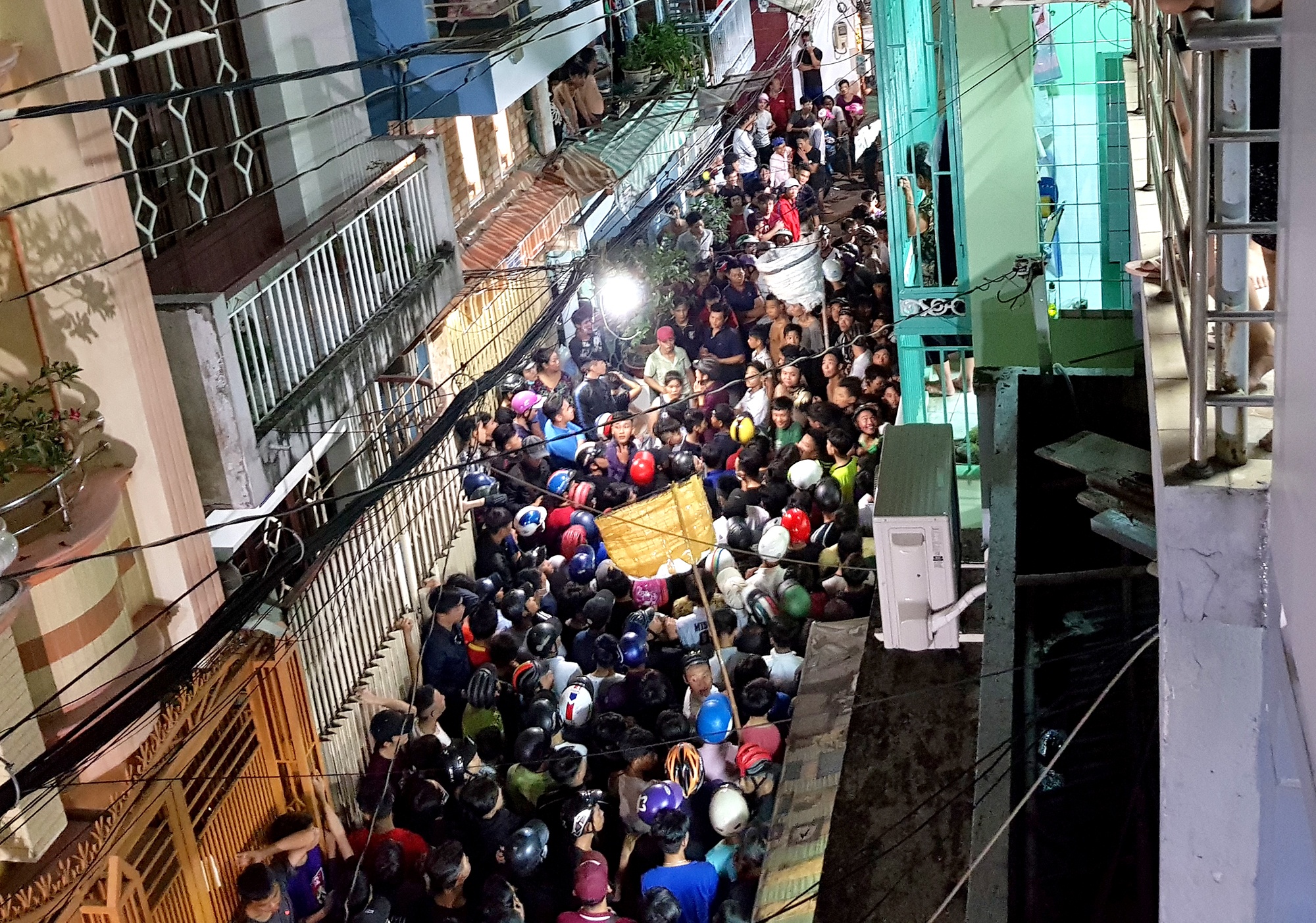 Dong nguoi chen lan doi 'giat co hon' o Sai Gon hinh anh