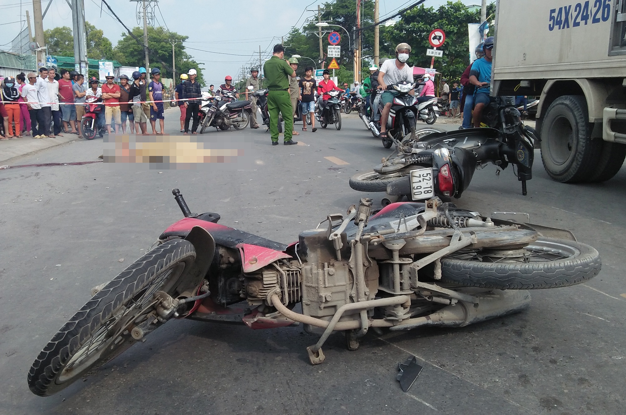 Va cham xe o Sai Gon, 1 nguoi chet 3 nguoi bi thuong hinh anh