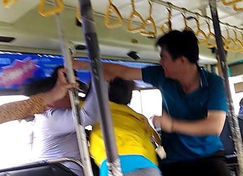 Nhan vien xe buyt danh nhau voi 2 hanh khach o Sai Gon hinh anh